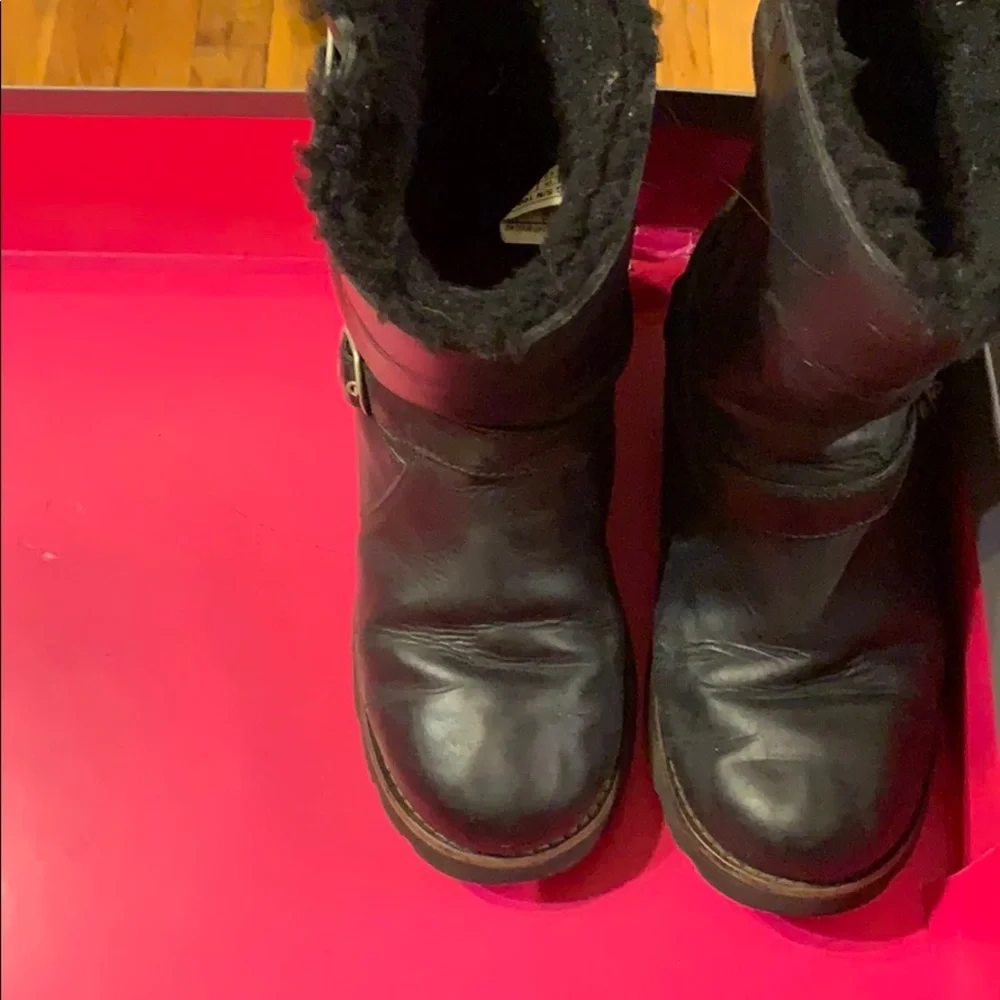 Ugg‎ Noira Black leather and sheepskin